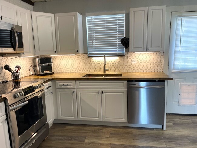 Building Photo - 1101 E College St