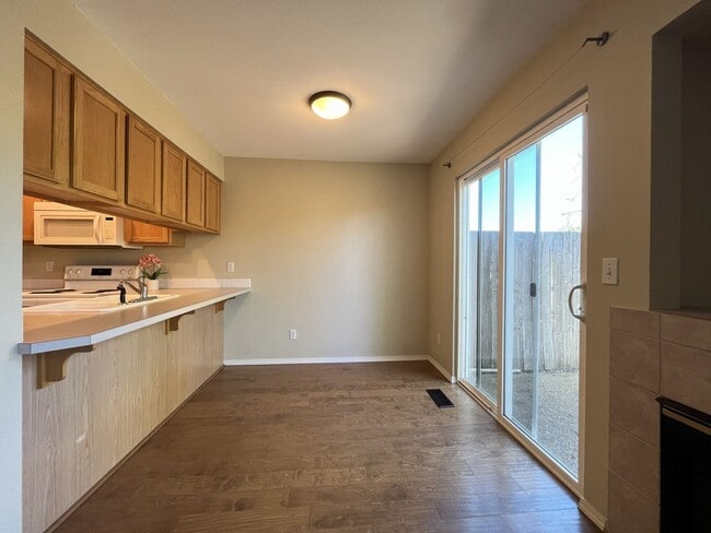 Building Photo - Spacious 3 Bedroom Home with Open Layout, Vaulted Bedrooms & Trail Access