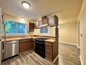 Building Photo - AVAILABLE NOW! Spacious 2 Bed, 1.5 Bathroo...