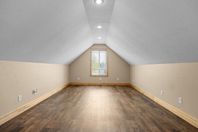 Building Photo - 2612 Eastview Dr