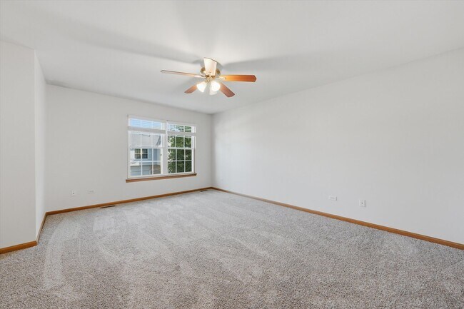 Building Photo - 16051 Laurel Dr