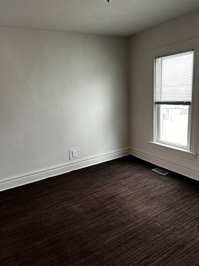 Building Photo - 1111 S Main St