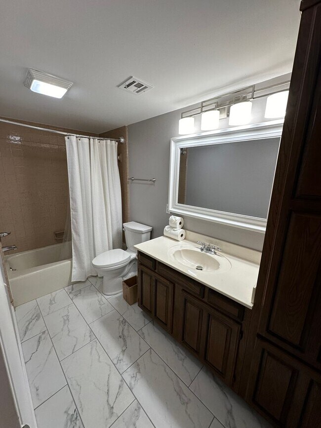 Building Photo - 2 bedroom/2 bath 2nd Floor Condo