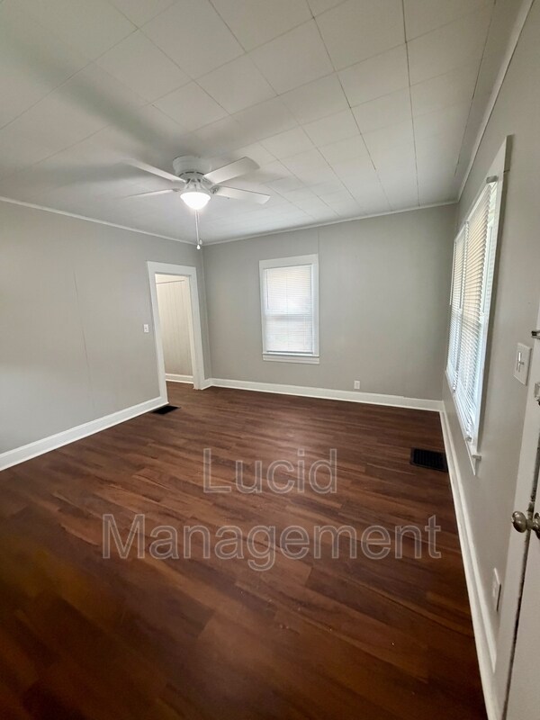 Building Photo - 520 W Evelyn Ave