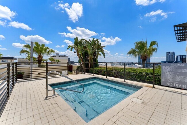 Building Photo - 1120 E Kennedy Blvd