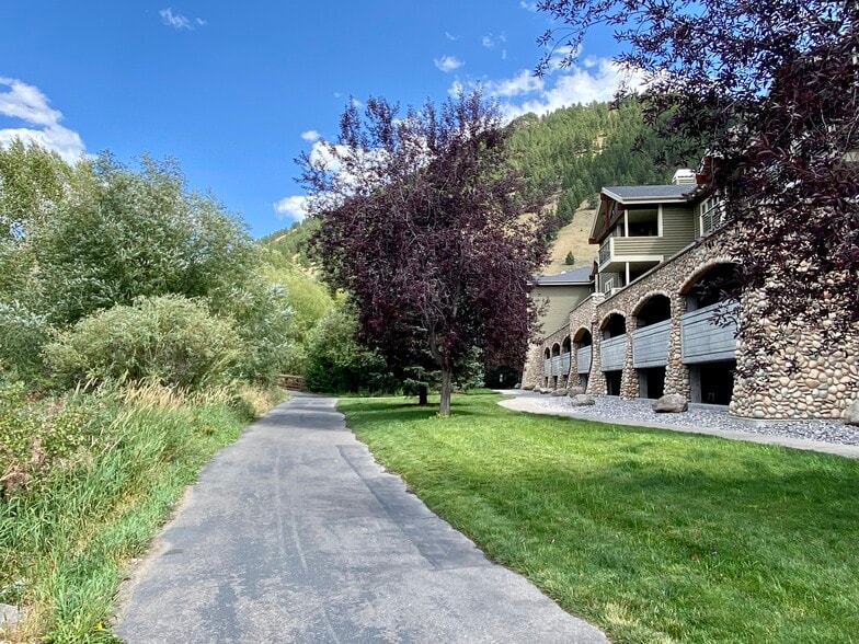 Building Photo - 1325 S Hwy 89