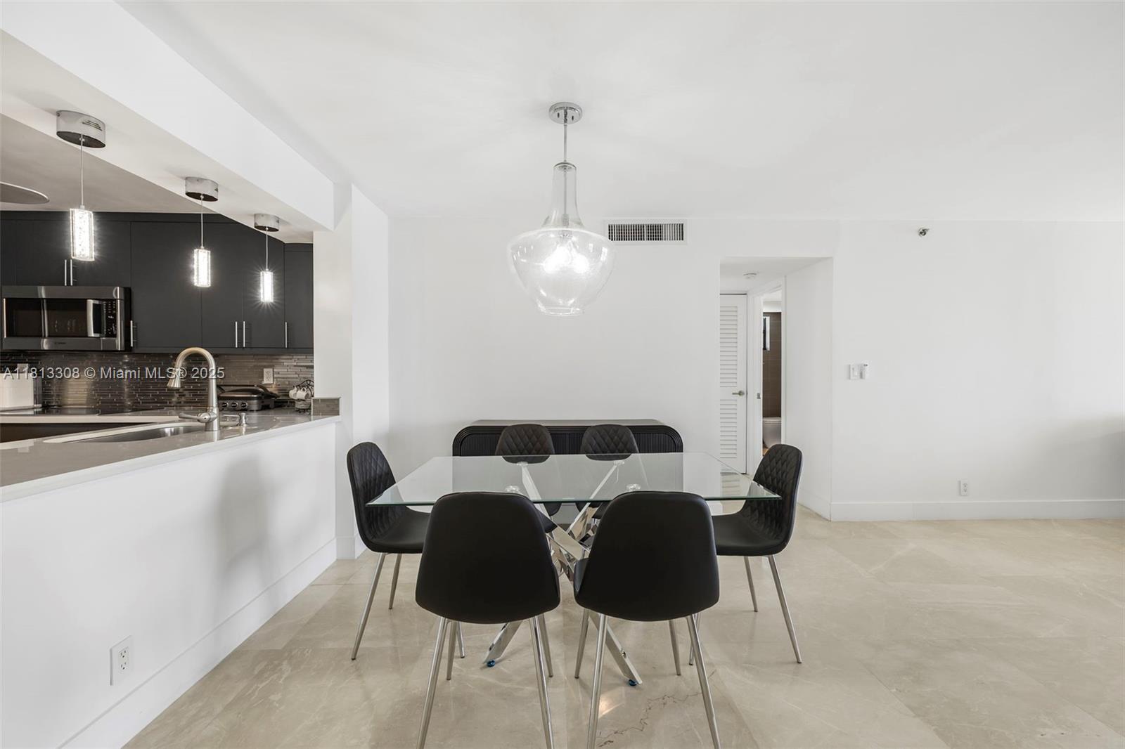 Building Photo - 2625 Collins Ave