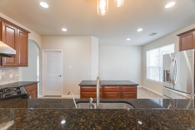 Building Photo - 139 S Rocky Point Cir