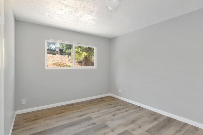 Building Photo - Remodeled Home with Views!