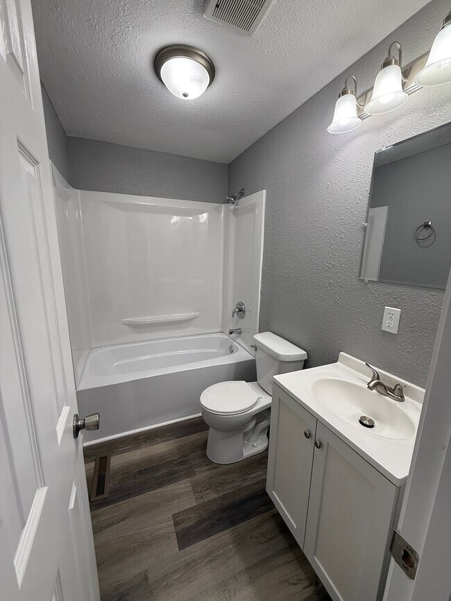 Building Photo - 3+ bedroom/2 bath house