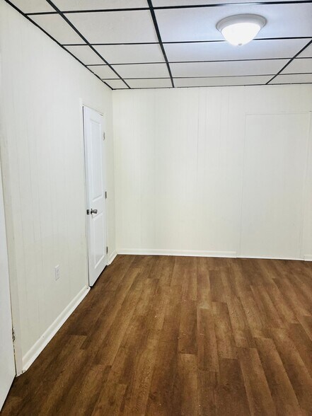 Building Photo - 28 E Main St