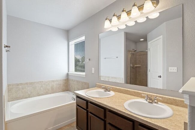 Building Photo - Spacious 4-Bed Home Minutes from Fort Cars...