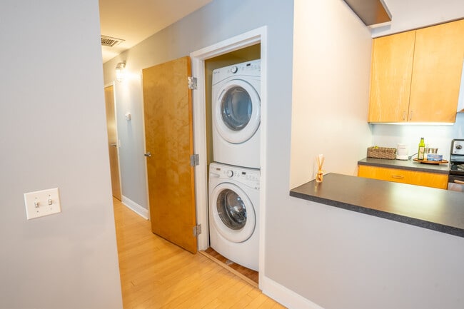 Building Photo - 75 Maple St