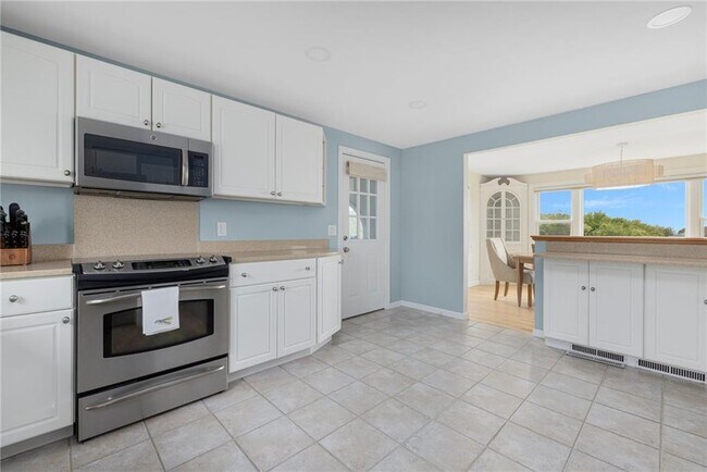 Building Photo - 295B Carpenter Dr