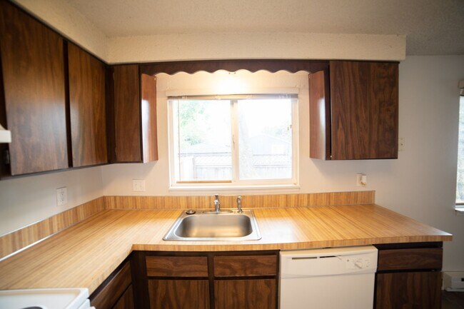 Building Photo - IKEMB02