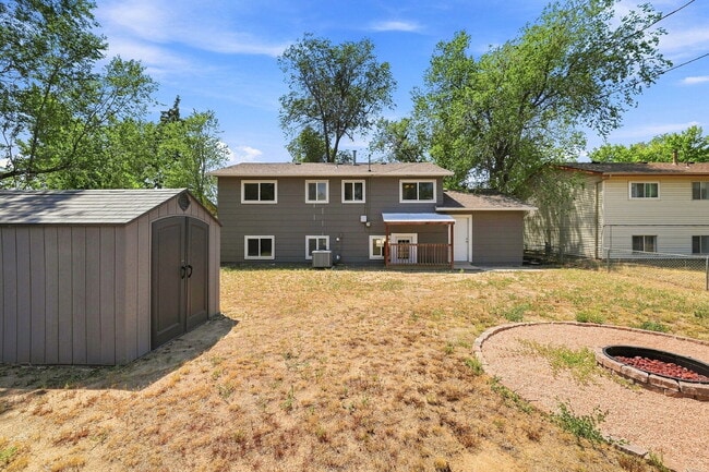 Building Photo - $2,095.95, 4 bed, 2 bath, located in Colorado Springs with a fenced-in backyard.