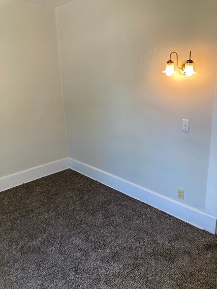 Building Photo - 735 E 28th St