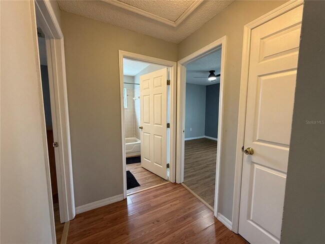 Building Photo - 215 Grovepark Dr