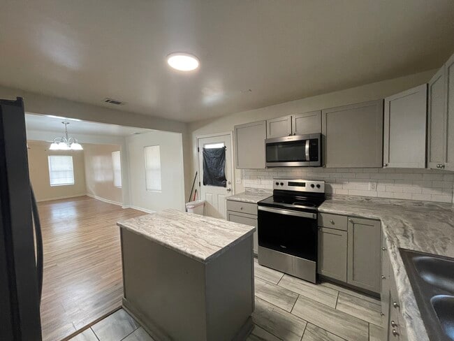 Building Photo - 5-125 Roundtree St