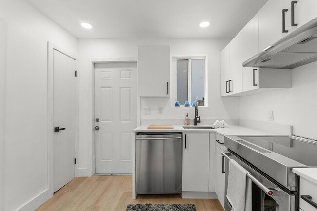 Building Photo - 114 NW 10th Ave