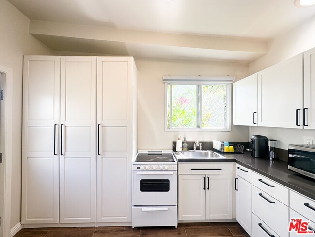 Building Photo - 225 S Clark Dr