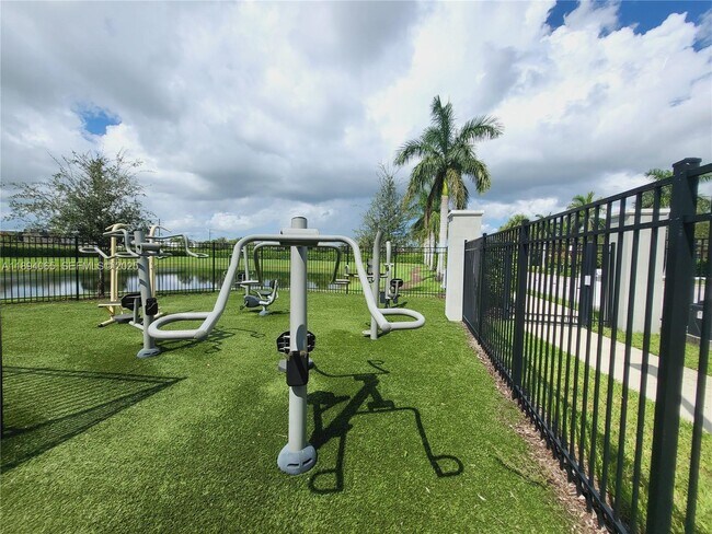 Building Photo - 2820 Troubadour St