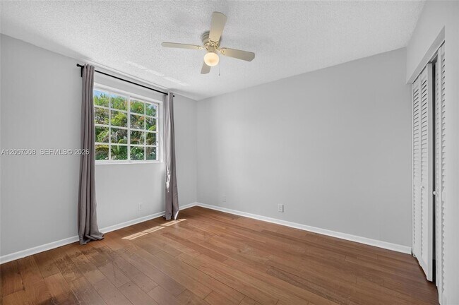 Building Photo - 498 Cambridge Ln