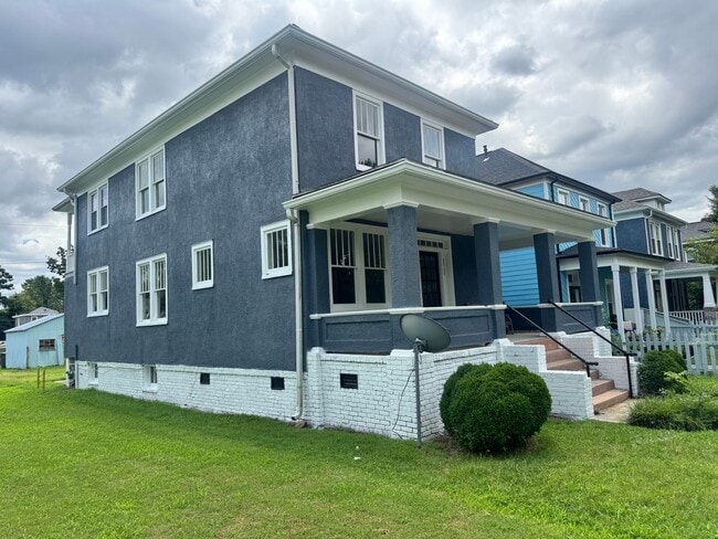 Building Photo - Renovated 2 bed 1 bath duplex Unit-Richmon...