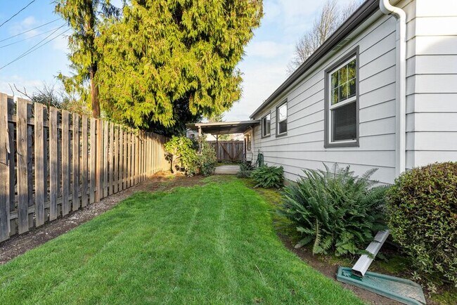 Building Photo - 4317 SE Lexington St