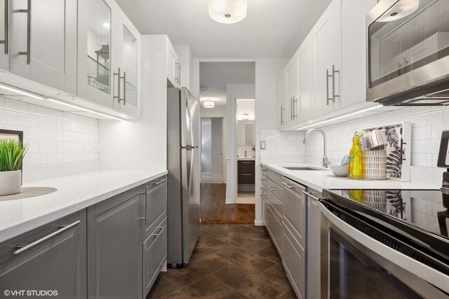 Building Photo - 901 S Plymouth Ct