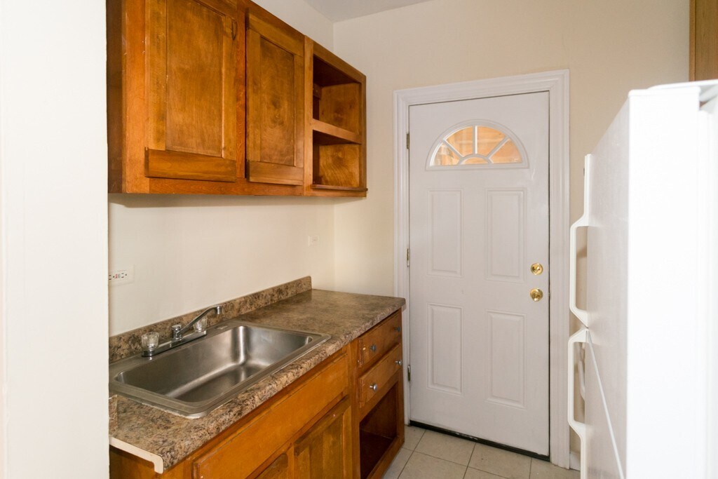 Building Photo - 629 W Barry Ave