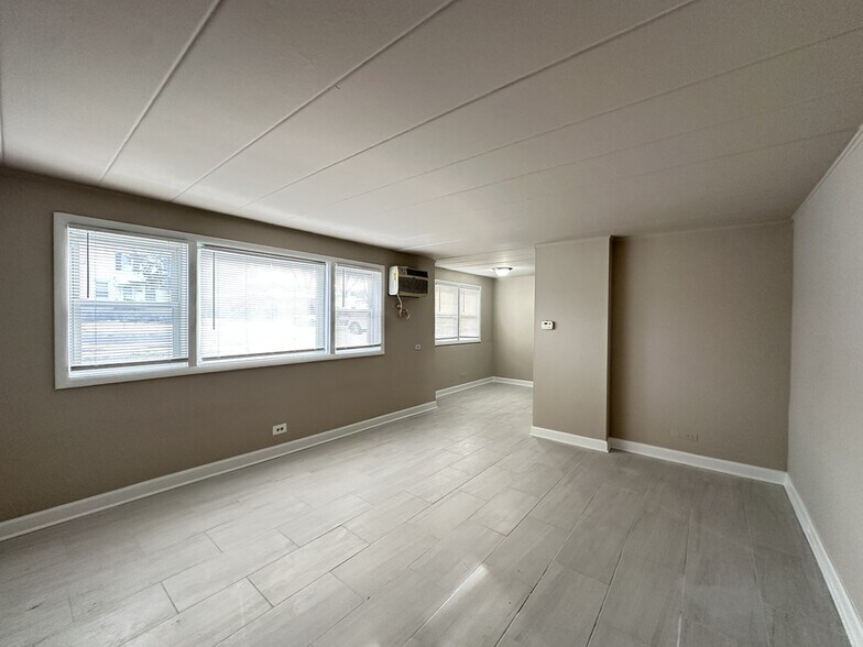 Building Photo - 9620 Ivanhoe Ave