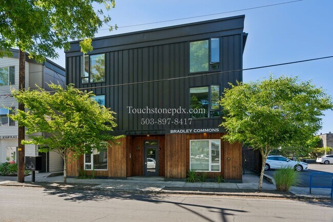 Building Photo - Ground-Level Modern Apartment at Bradley Commons!