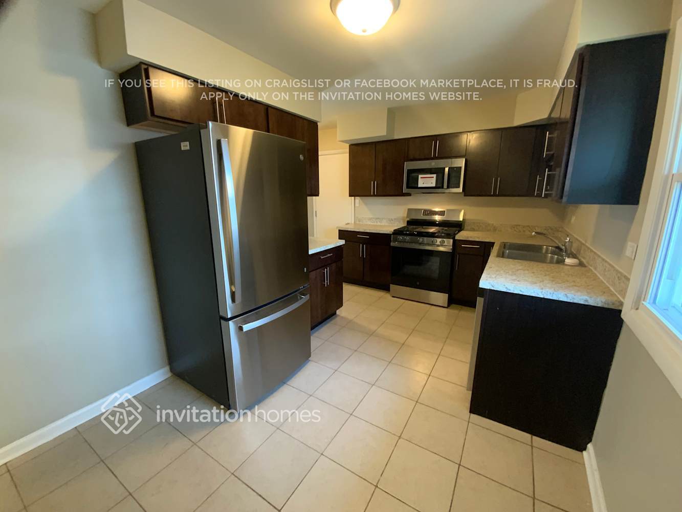 Building Photo - 906 E Sayles Dr