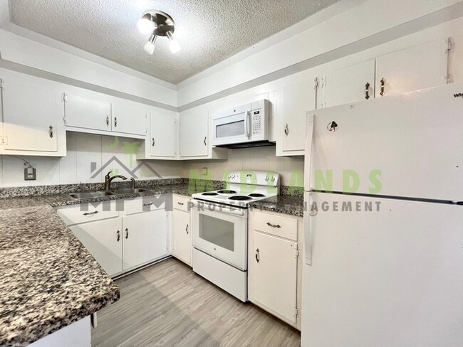 Building Photo - 623 Henderson St