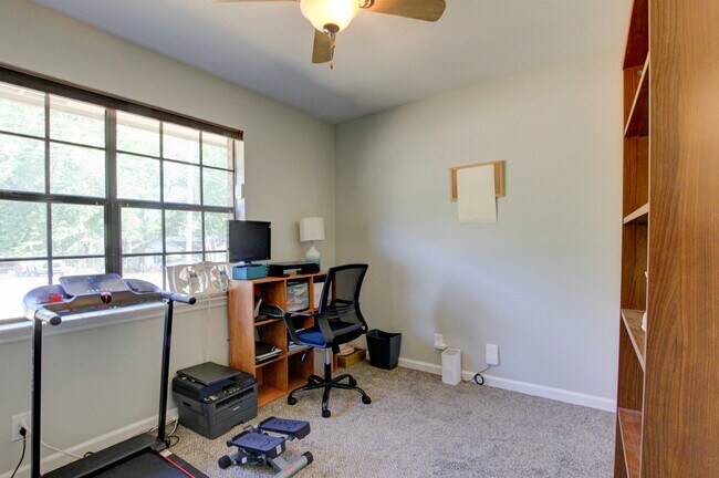 Building Photo - 554 Roselawn Dr