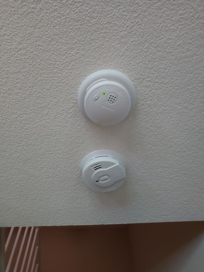 Building Photo - Gorgeous Spacious TownHome in Downtown Mou...