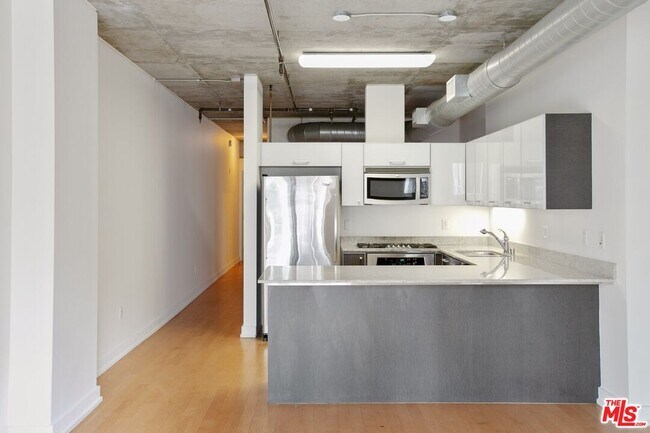 Building Photo - 645 W 9th St