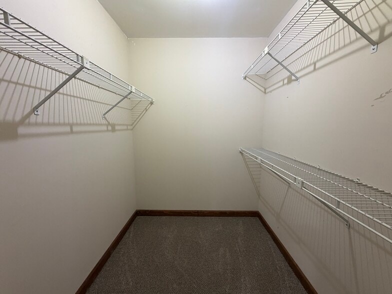 Building Photo - 3901 Buncombe Dr