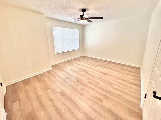 Building Photo - Spacious updated Cordova Townhome Available!