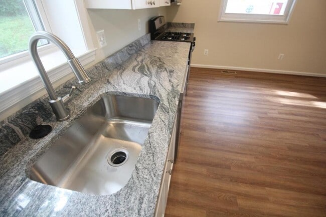 Building Photo - 10717 Maple St