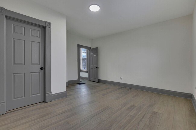 Building Photo - 112 S Cypress Ave