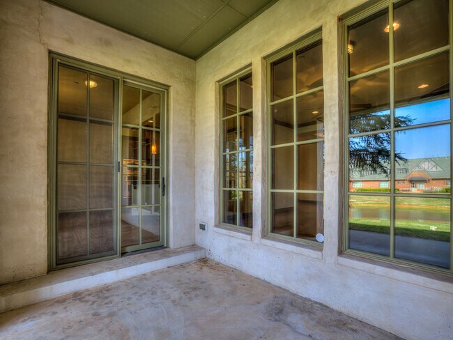 Building Photo - Luxury Townhome in Edmond + Near Rose Cree...