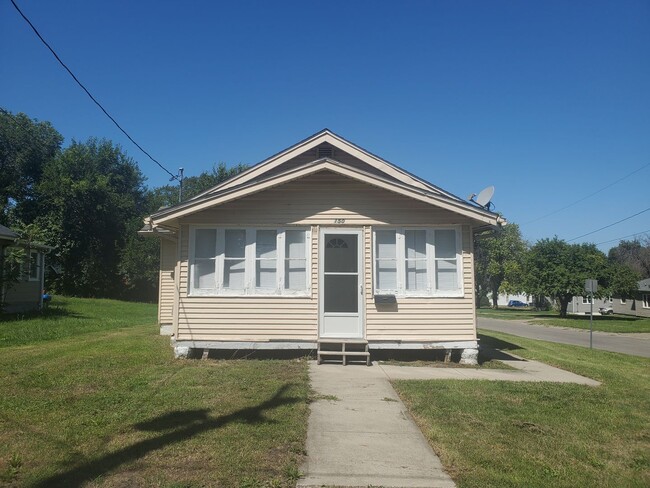 Building Photo - 2 Bedroom Home with Detached Garage!