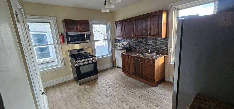 Building Photo - 132 W Douglass St