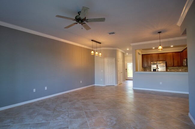 Building Photo - Annual Unfurnished Townhome located in Gra...