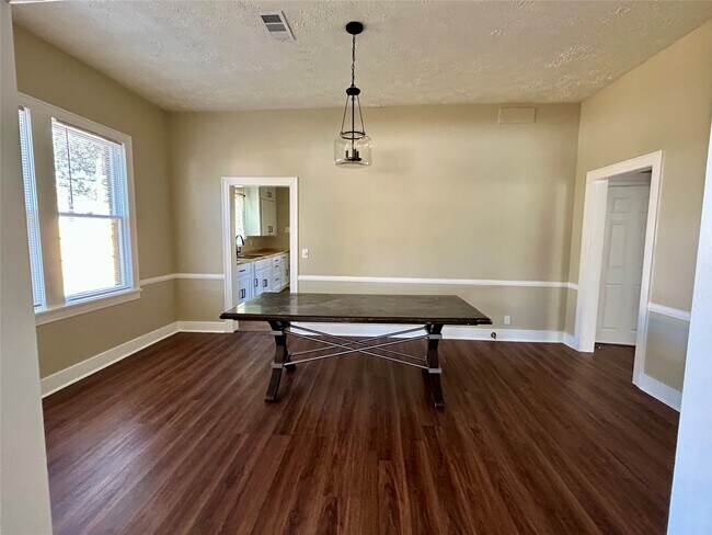 Building Photo - 414 N Avenue C