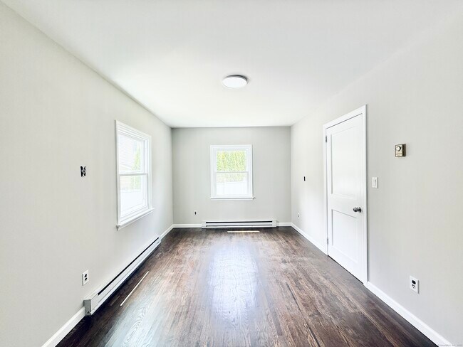 Building Photo - 10 Meadowpark Ave W