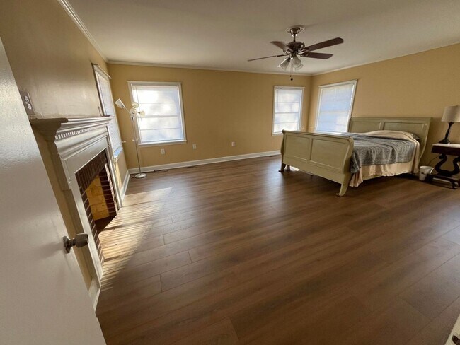 Building Photo - Large country home on private acreage