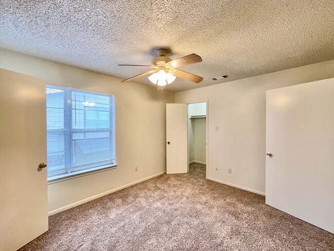 Building Photo - 3004 Chaucer Dr